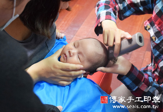 吳寶寶(台中北屯區到府嬰兒寶寶滿月剃頭理髮、免費到府嬰兒剃胎毛儀式吉祥話)。到府剃頭剃胎毛主持、專業拍照、DVD光碟、證書。★購買「臍帶章、肚臍章、胎毛筆刷印章」贈送：剃頭、收涎、抓周，三選一。2015.12.06 照片16